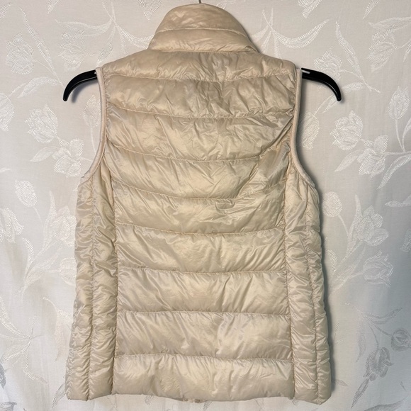 Uniqlo Womens Ultra Light Down Vest Cream Packable Fall Winter XS Casual Outdoor - Picture 3 of 15